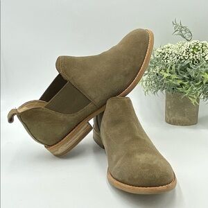 Clarks‎ Trish Chelsea Sz 9.5-M, suede upper, comfort footbed